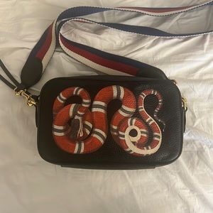 Gucci camera bag. Crossbody, removable strap perfect condition.